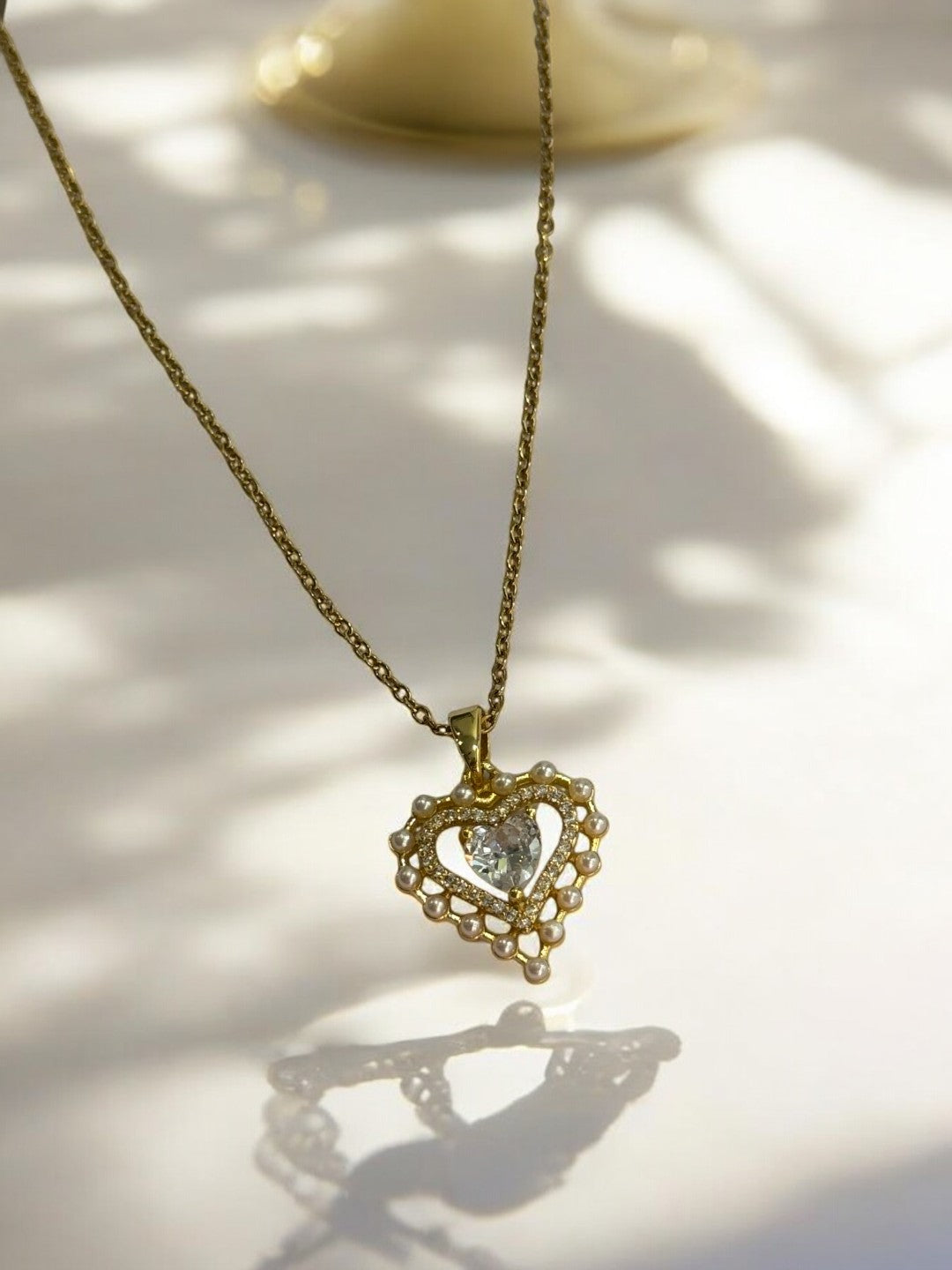 GOLDEN CHAIN WITH DIAMOND HEART PENDENT