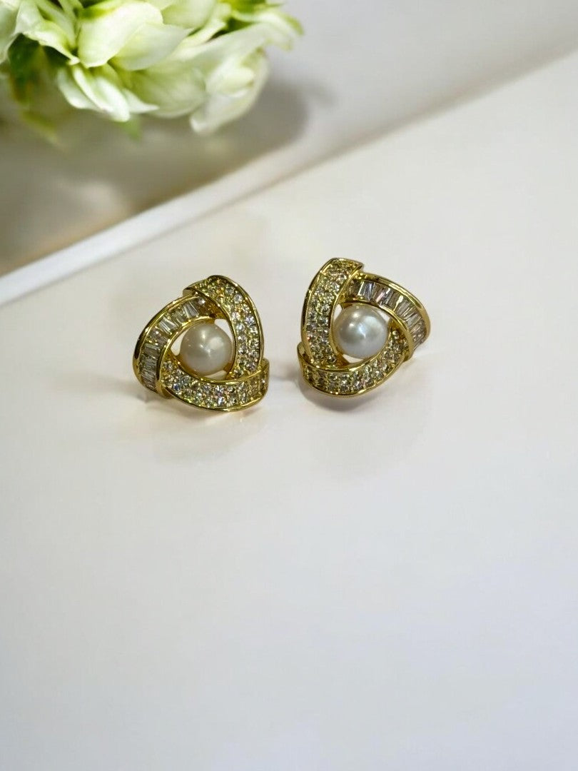 18K GOLD PLATED TWINKLING MINIMALIST TRIANGULAR DIAMOND IN PEARL, ONE SIDE HAS RECTANGULAR DIAMOND PREMIUNM STUD