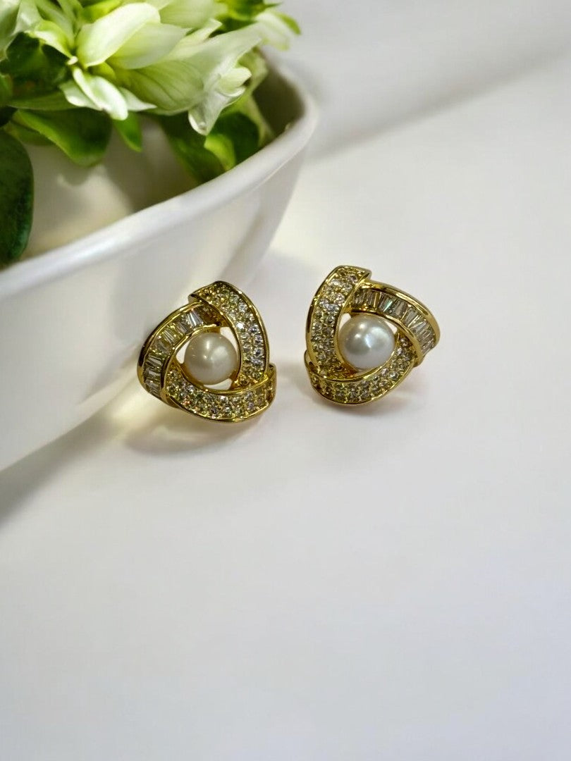 18K GOLD PLATED TWINKLING MINIMALIST TRIANGULAR DIAMOND IN PEARL, ONE SIDE HAS RECTANGULAR DIAMOND PREMIUNM STUD