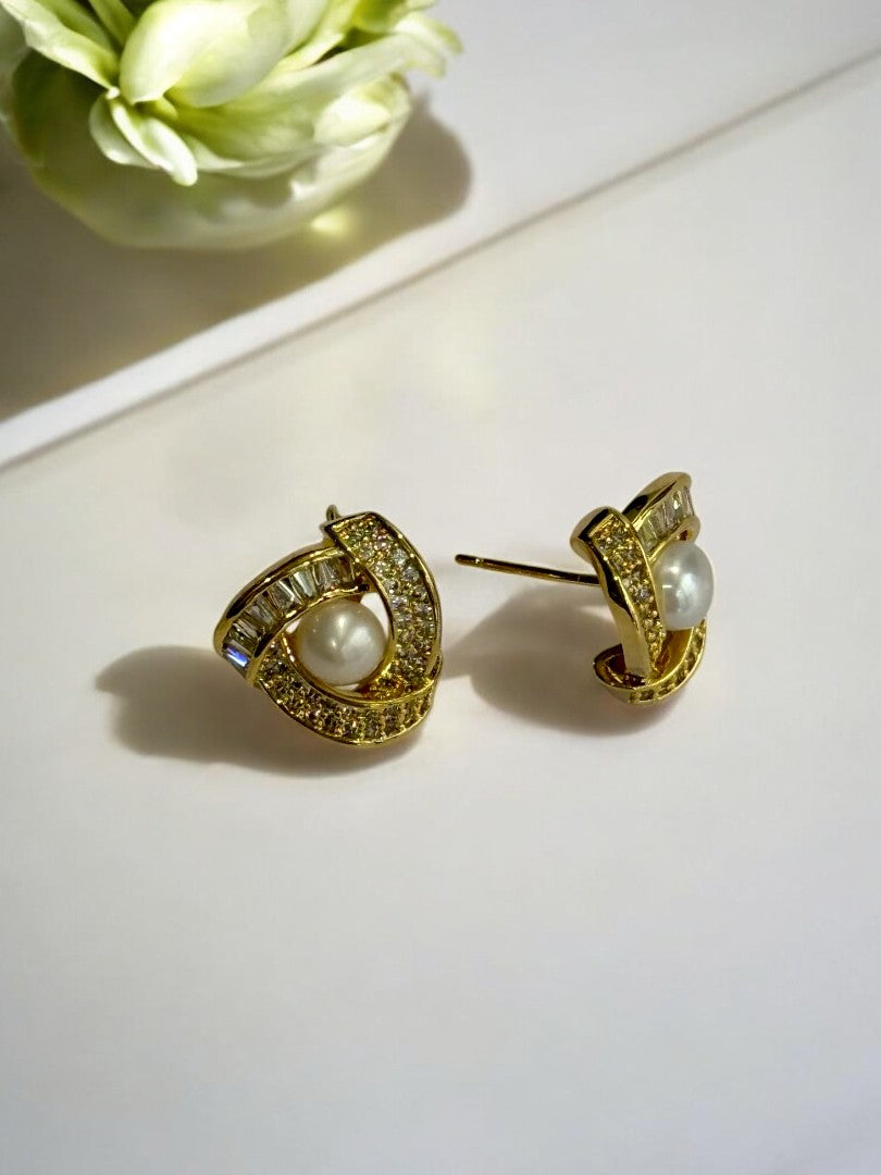 18K GOLD PLATED TWINKLING MINIMALIST TRIANGULAR DIAMOND IN PEARL, ONE SIDE HAS RECTANGULAR DIAMOND PREMIUNM STUD