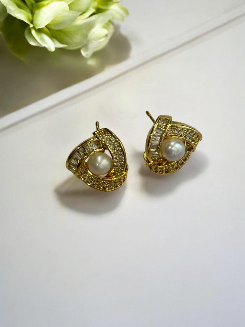 18K GOLD PLATED TWINKLING MINIMALIST TRIANGULAR DIAMOND IN PEARL, ONE SIDE HAS RECTANGULAR DIAMOND PREMIUNM STUD