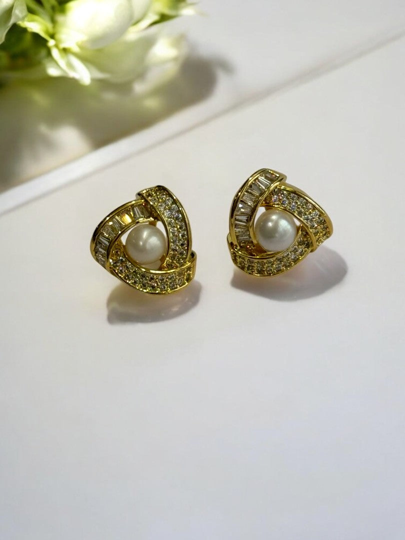 18K GOLD PLATED TWINKLING MINIMALIST TRIANGULAR DIAMOND IN PEARL, ONE SIDE HAS RECTANGULAR DIAMOND PREMIUNM STUD