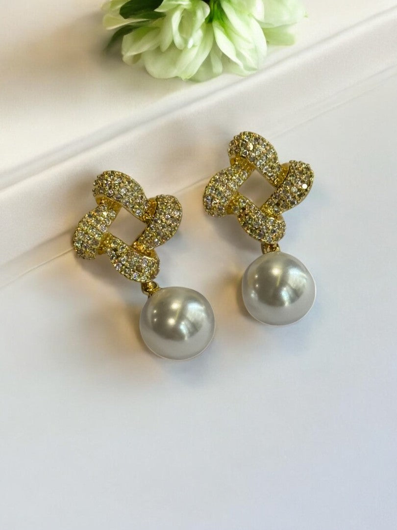 18K GOLD PLATED TINY SHINY DIAMOND AND EYE CATCHING BIG PEARL LUXURIOUS DANGLE