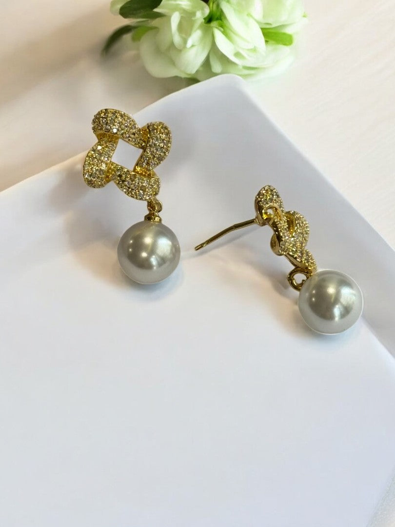 18K GOLD PLATED TINY SHINY DIAMOND AND EYE CATCHING BIG PEARL LUXURIOUS DANGLE
