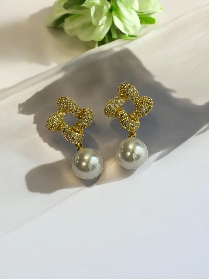 18K GOLD PLATED TINY SHINY DIAMOND AND EYE CATCHING BIG PEARL LUXURIOUS DANGLE