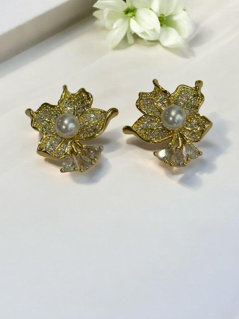 18K GOLD PLATED SHIMMERING DIAMOND PETAL AND EYE CATCHING PEARL LUXURIOUS STUD
