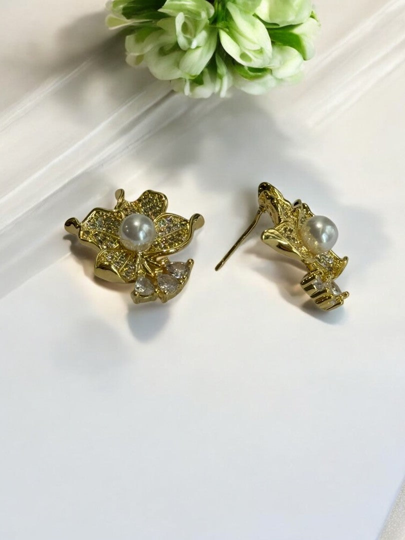 18K GOLD PLATED SHIMMERING DIAMOND PETAL AND EYE CATCHING PEARL LUXURIOUS STUD