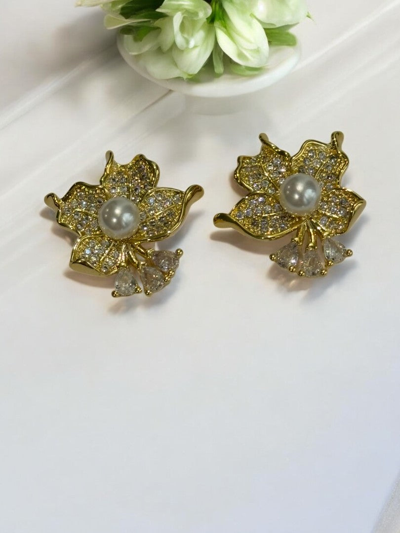 18K GOLD PLATED SHIMMERING DIAMOND PETAL AND EYE CATCHING PEARL LUXURIOUS STUD