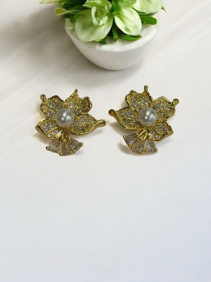 18K GOLD PLATED SHIMMERING DIAMOND PETAL AND EYE CATCHING PEARL LUXURIOUS STUD