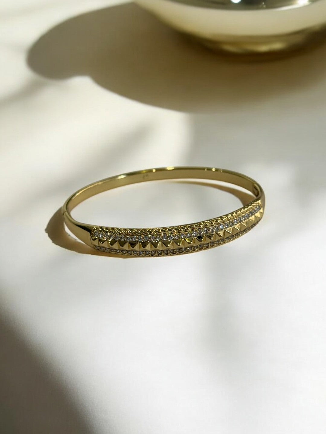 GOLDEN BRACELET WITH DIAMOND