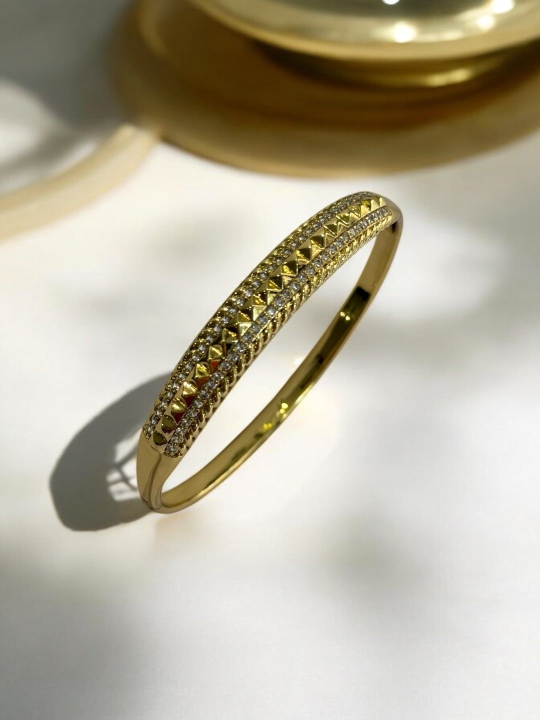 GOLDEN BRACELET WITH DIAMOND