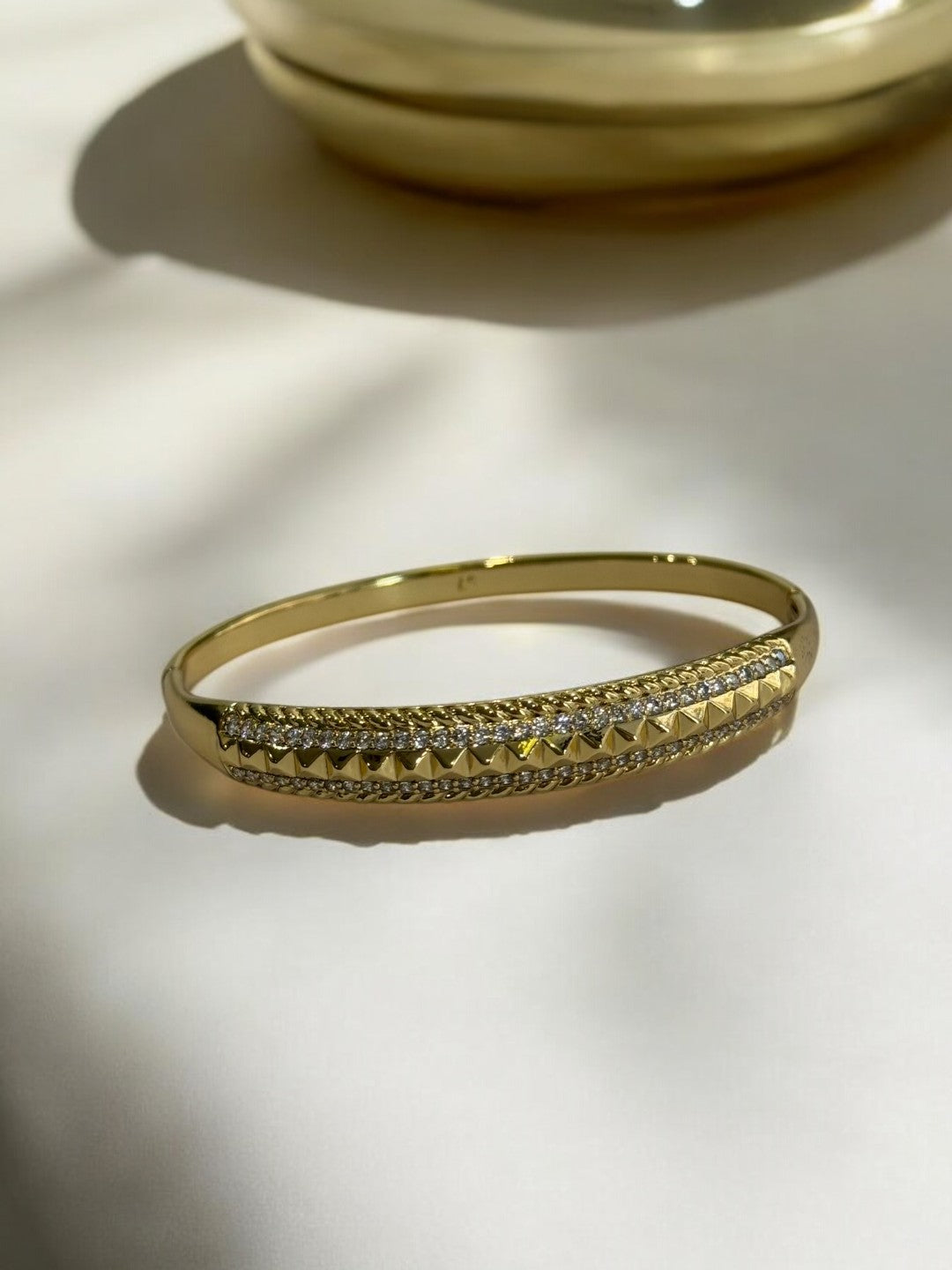 GOLDEN BRACELET WITH DIAMOND
