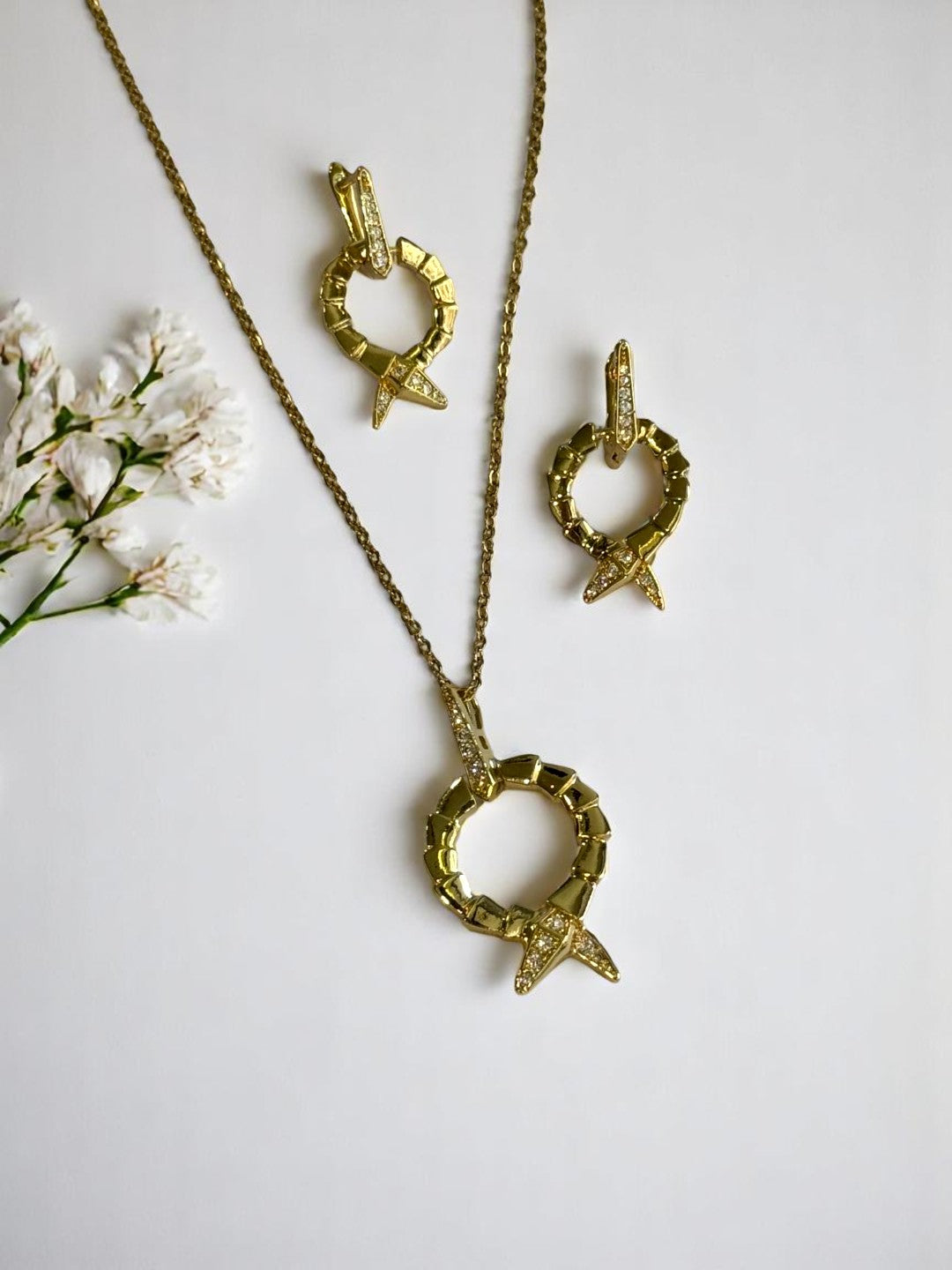 18K GOLD PLATED CHAIN WITH BRANDED DIAMOND PENDENT AND EARRINGS