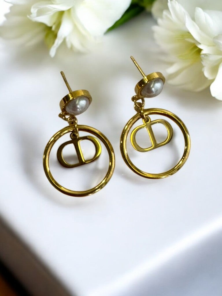 GOLDEN DANGLE WITH PEARL AND DIOR BRAND