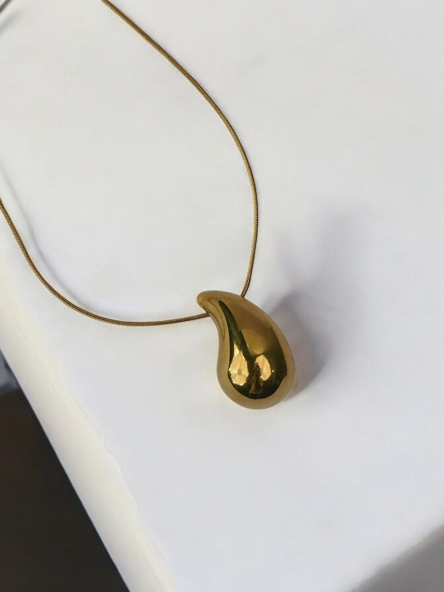 GOLDEN CHAIN WITH DROP