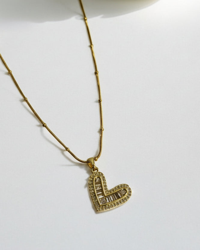 GOLDEN CHAIN WITH HANGING RECTANGULAR DIAMOND HEART