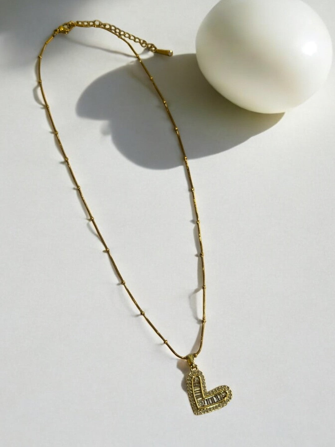 GOLDEN CHAIN WITH HANGING RECTANGULAR DIAMOND HEART