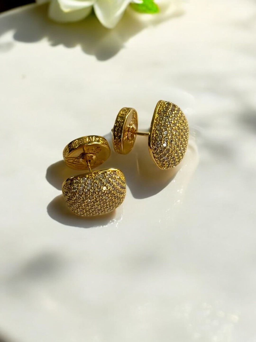 18K GOLD WITH DIAMOND STUD
