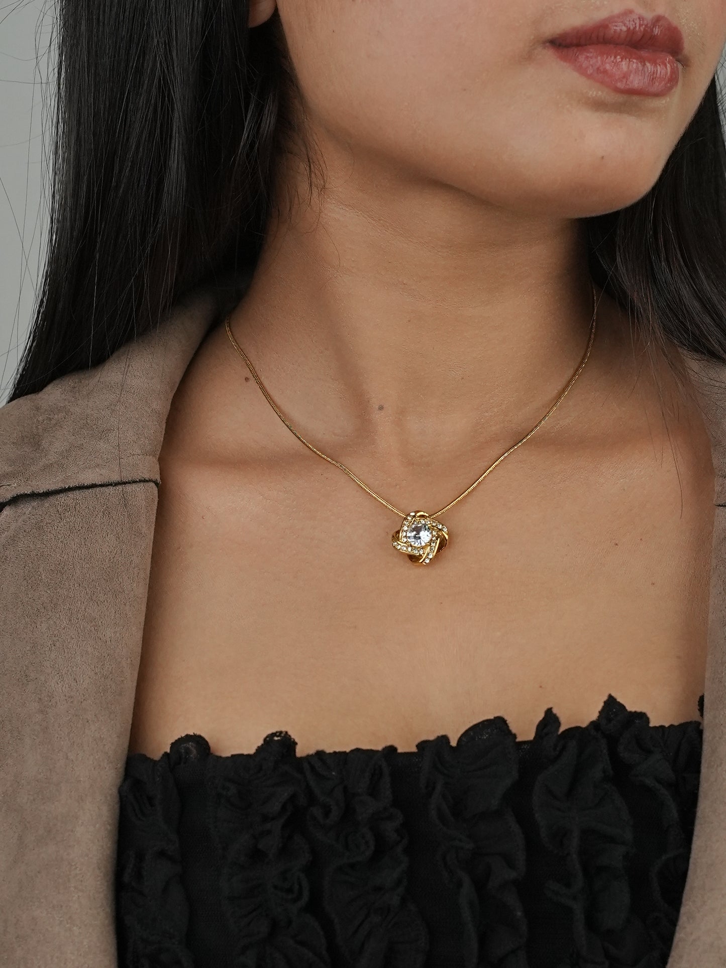 GOLDEN CHAIN WITH SHIMMERING DIAMOND