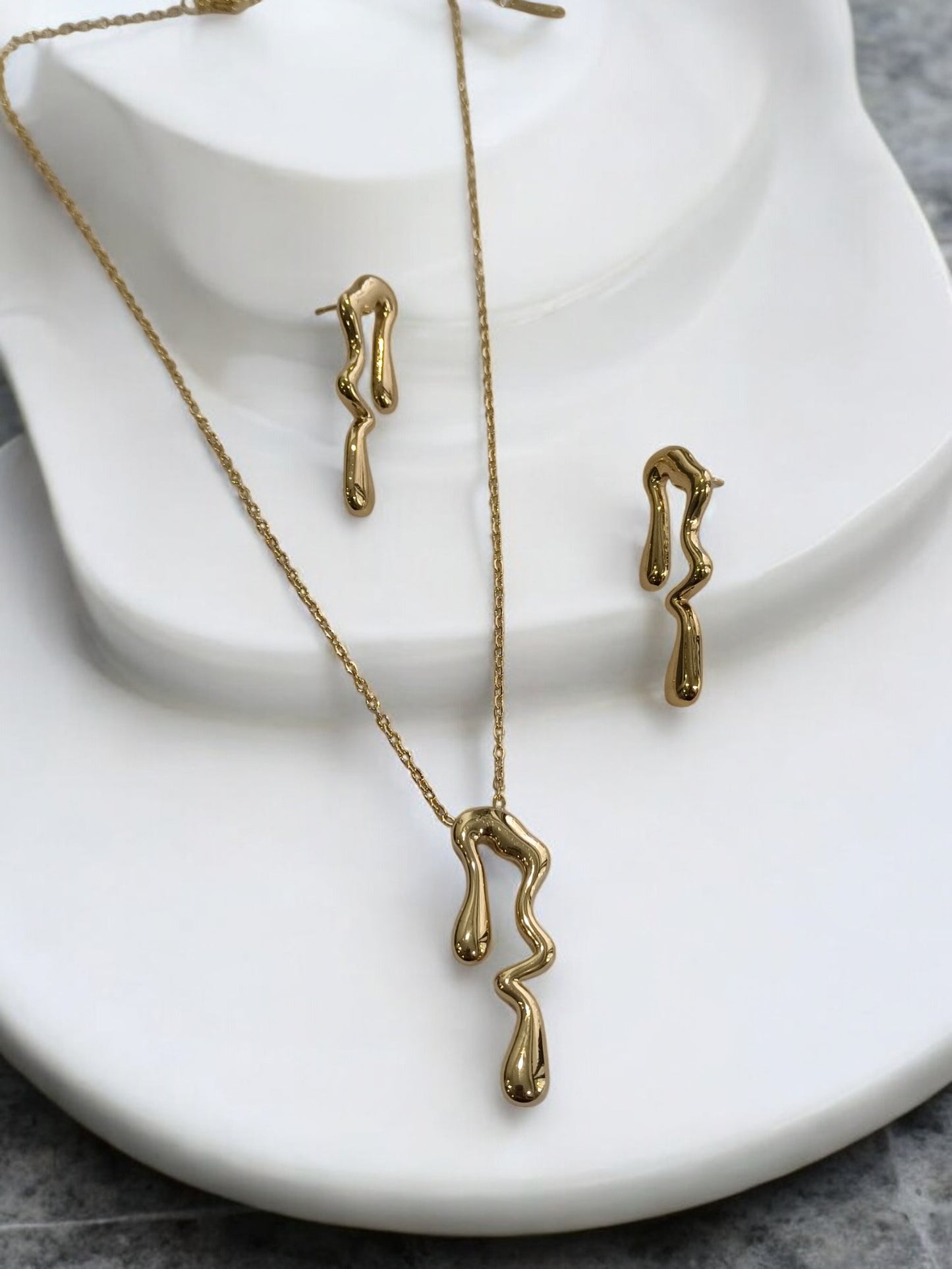 GOLDEN CHAIN WITH WATER DROP NECKLACE AND EARRING