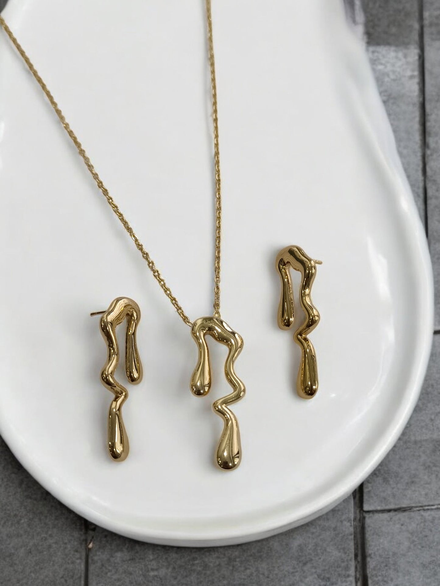 GOLDEN CHAIN WITH WATER DROP NECKLACE AND EARRING