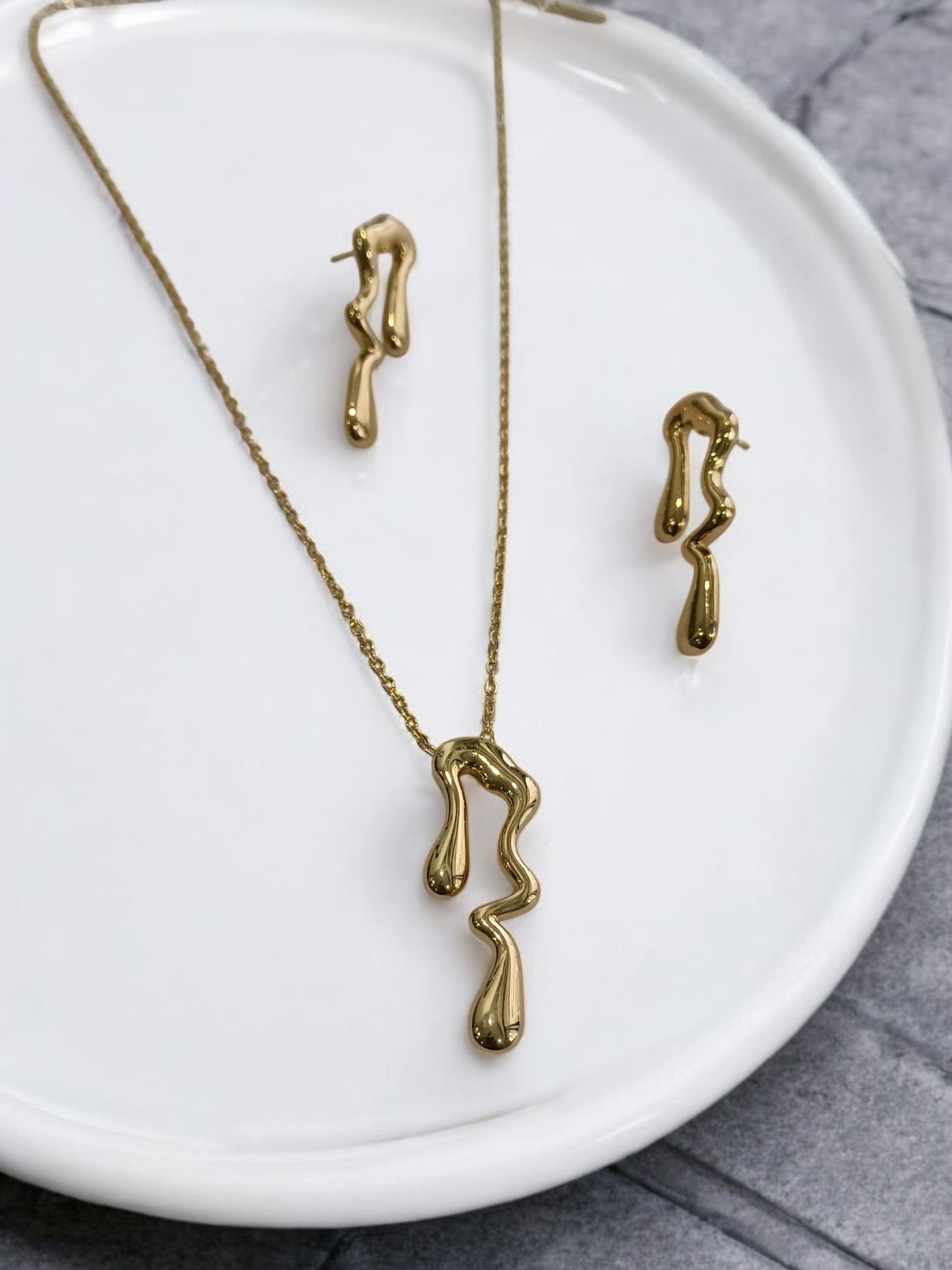 GOLDEN CHAIN WITH WATER DROP NECKLACE AND EARRING