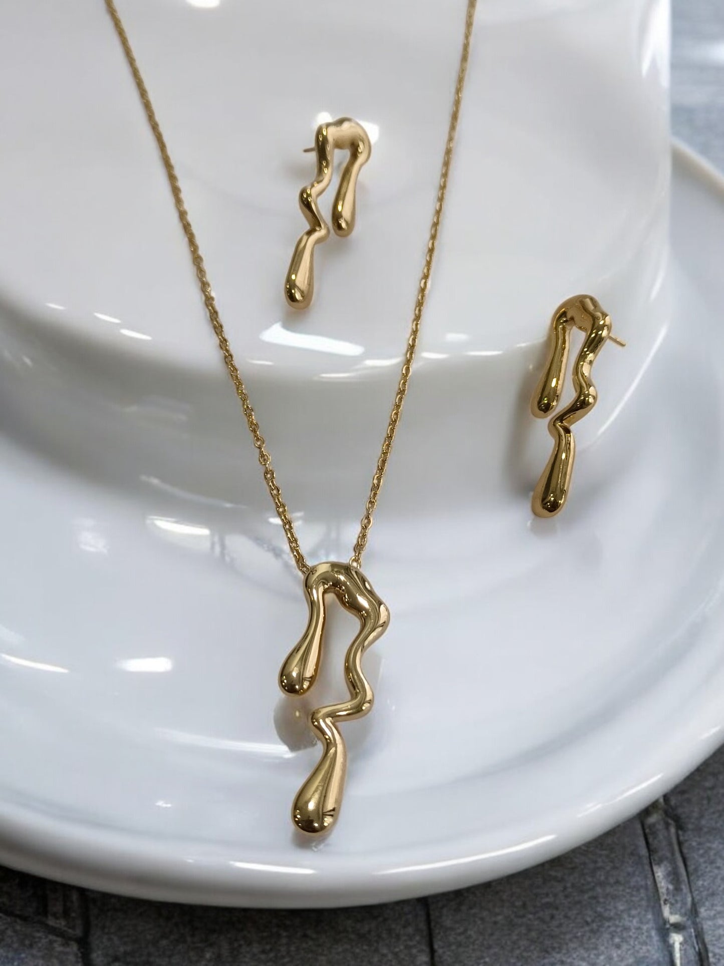 GOLDEN CHAIN WITH WATER DROP NECKLACE AND EARRING