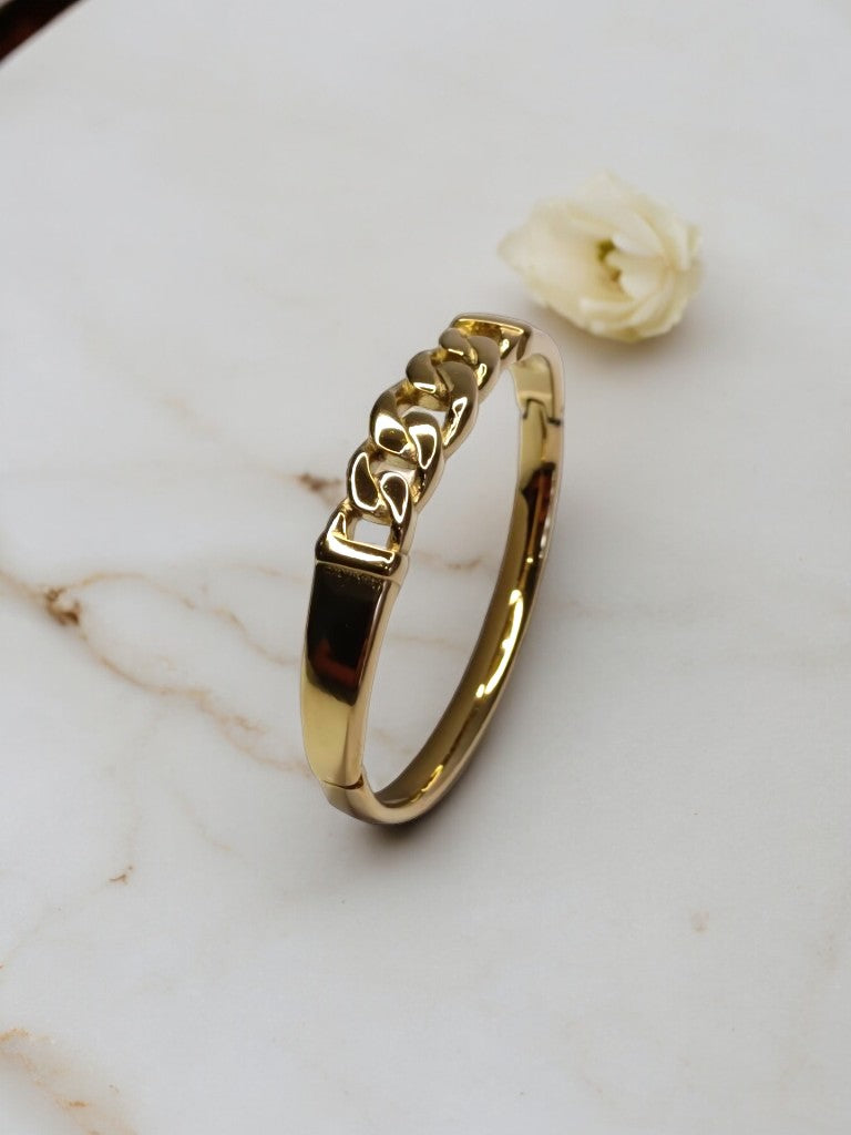 GOLDEN CLASSIC LOOKING CHAIN