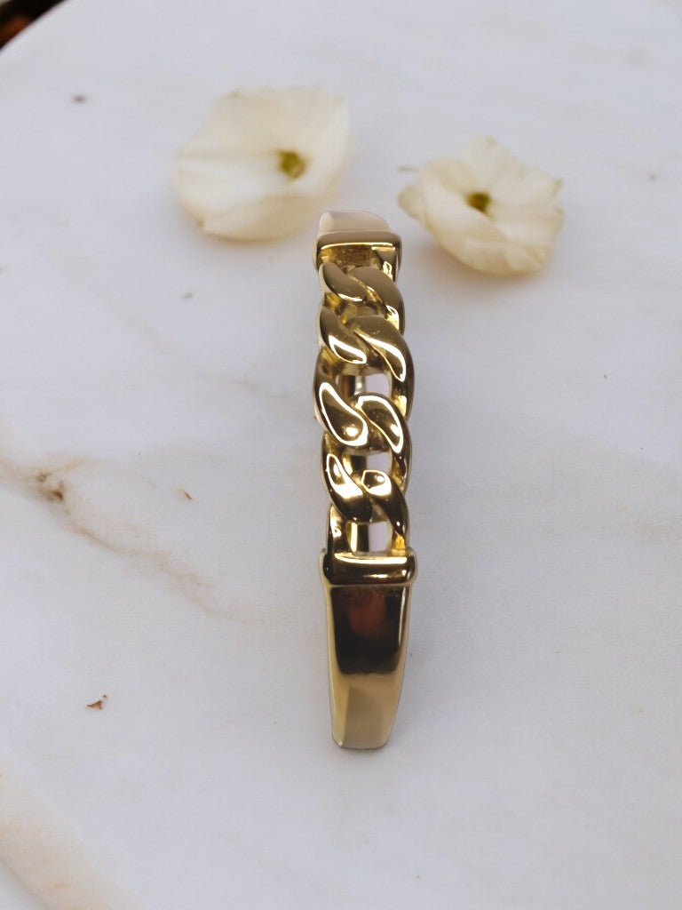 GOLDEN CLASSIC LOOKING CHAIN