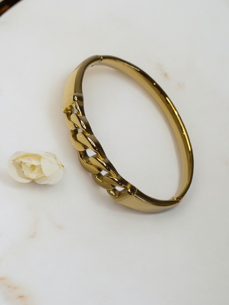GOLDEN CLASSIC LOOKING CHAIN