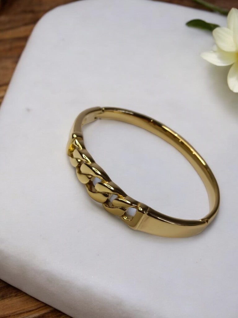 GOLDEN CLASSIC LOOKING CHAIN
