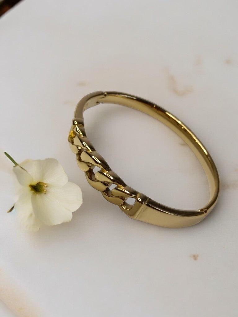 GOLDEN CLASSIC LOOKING CHAIN