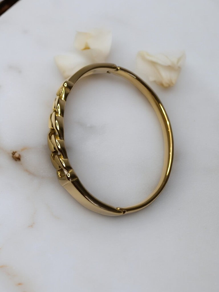 GOLDEN CLASSIC LOOKING CHAIN