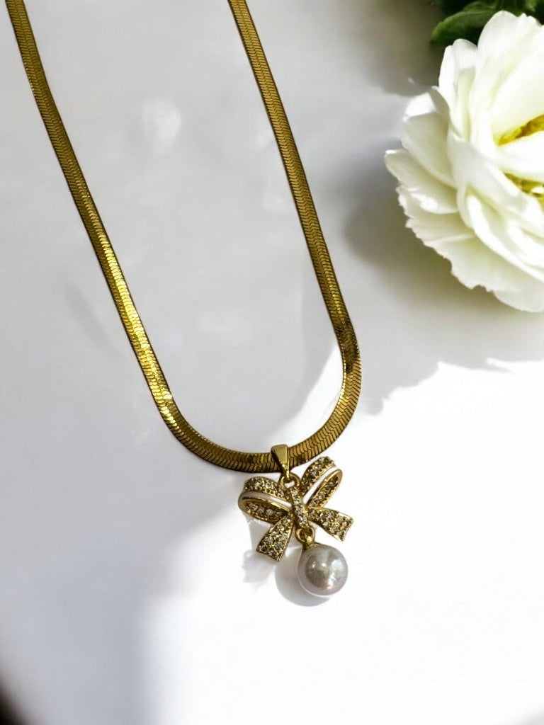 GOLDEN CHAIN WITH SPARKLING DIAMOND BOW AND HANGING PEARL