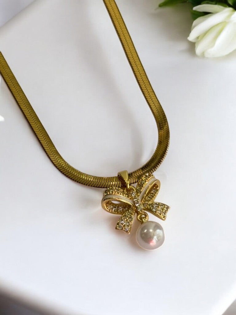 GOLDEN CHAIN WITH SPARKLING DIAMOND BOW AND HANGING PEARL
