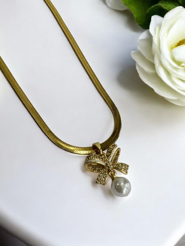 GOLDEN CHAIN WITH SPARKLING DIAMOND BOW AND HANGING PEARL