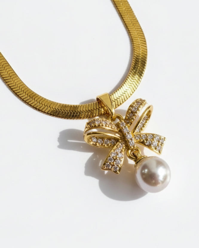 GOLDEN CHAIN WITH SPARKLING DIAMOND BOW AND HANGING PEARL