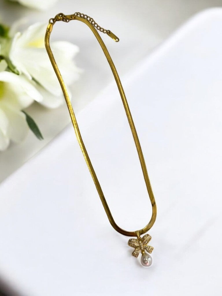 GOLDEN CHAIN WITH SPARKLING DIAMOND BOW AND HANGING PEARL
