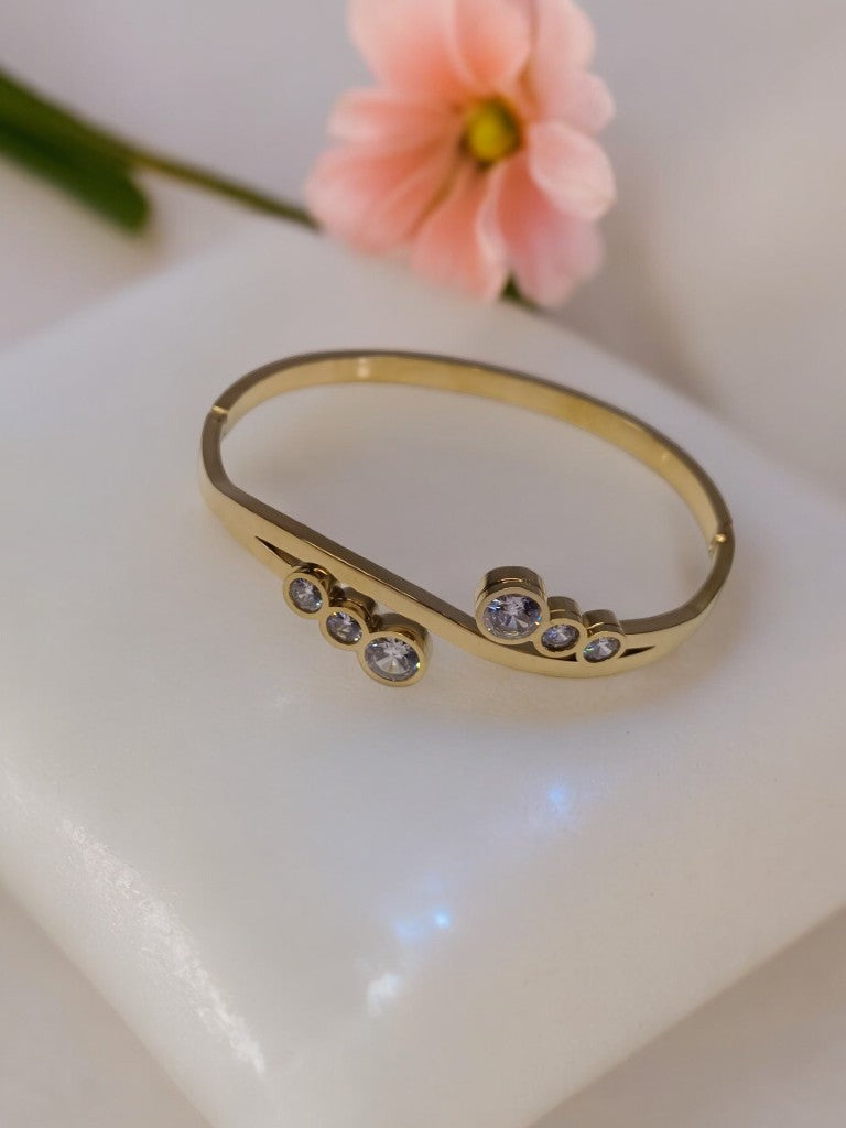 GOLDEN INCREASING THREE DIAMOND