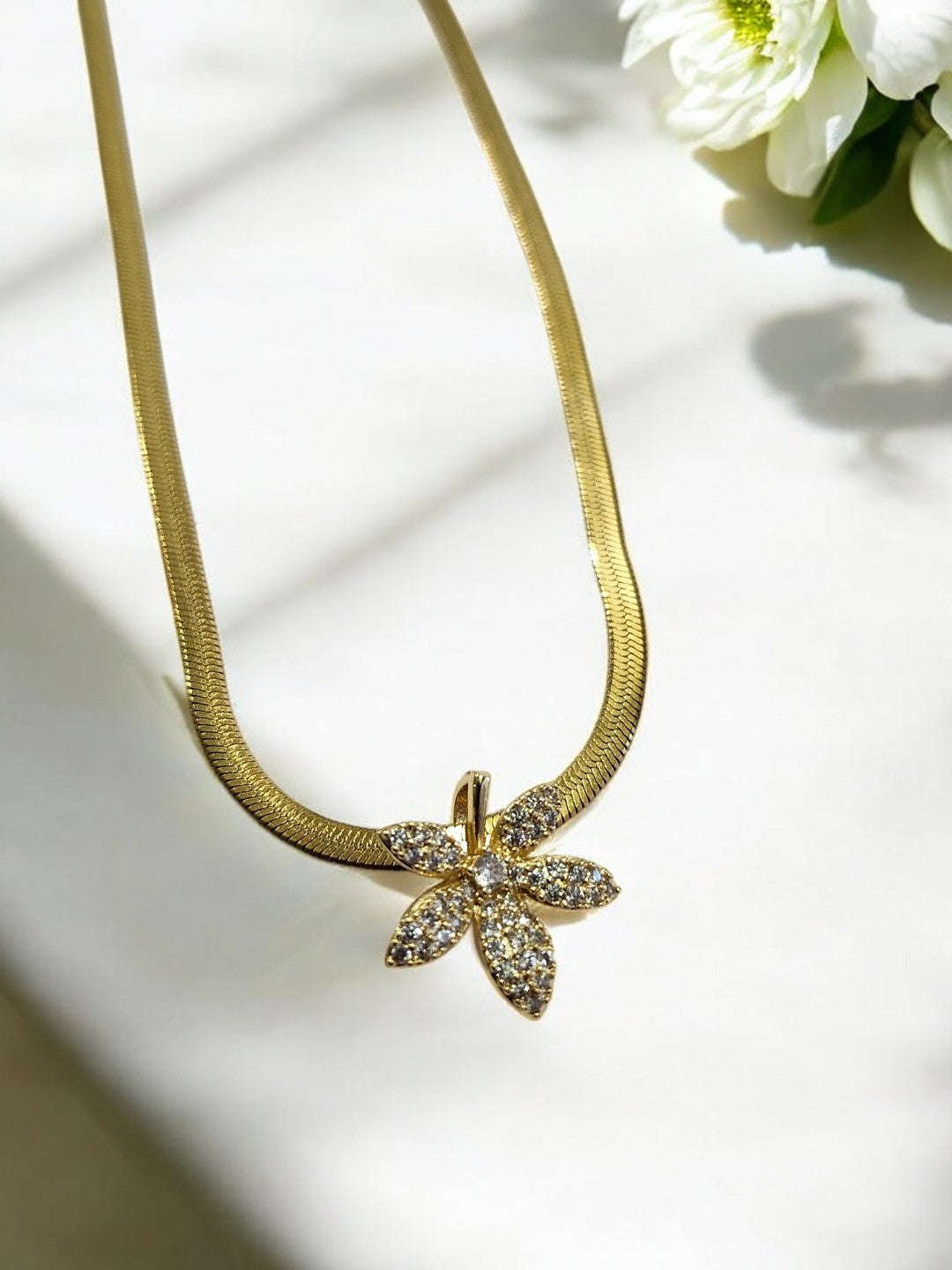 GOLDEN CHAIN WITH TWINKING DIAMOND FLOWER PENDENT