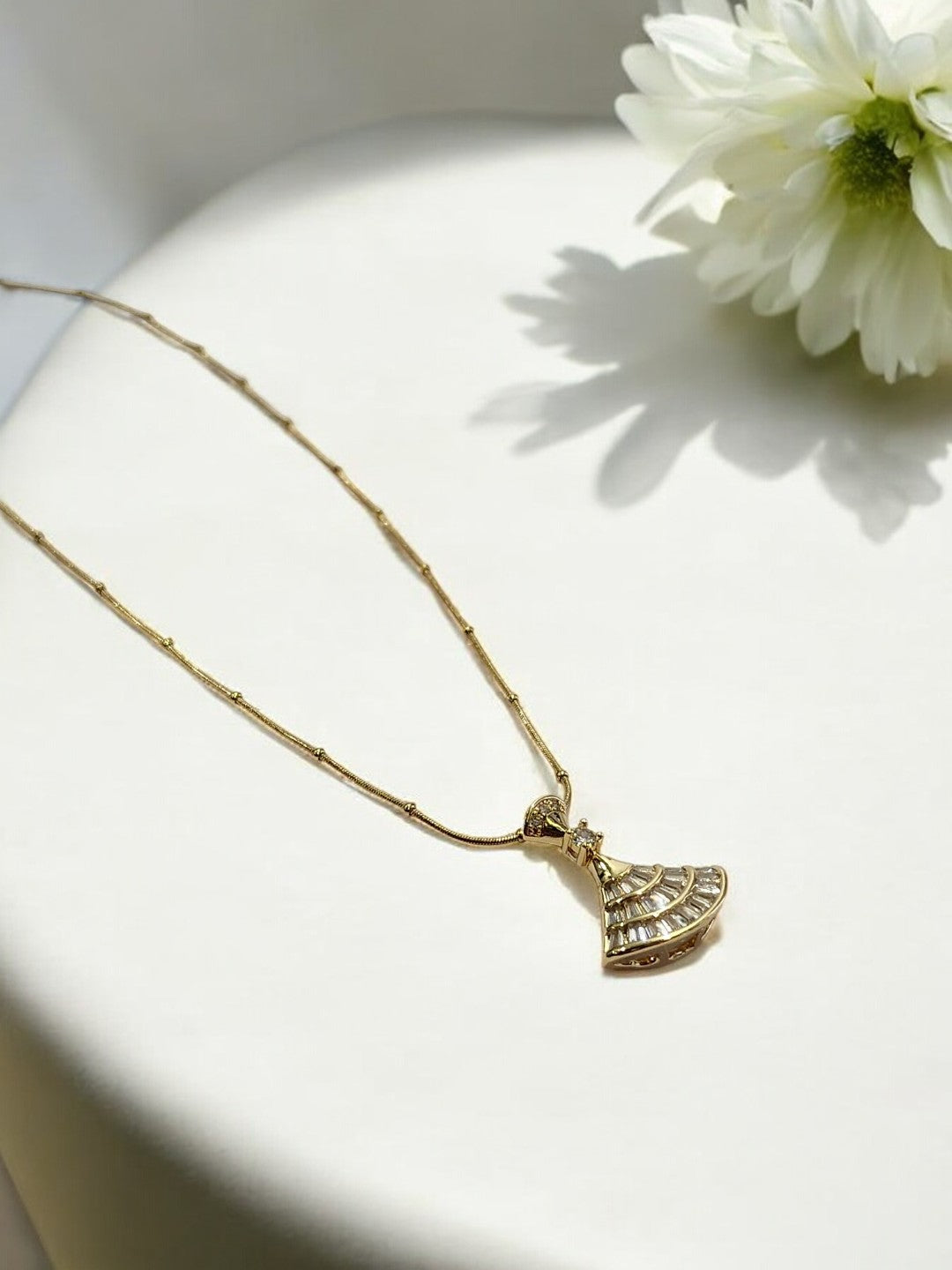 GOLDEN CHAIN WITH GLEMING DIAMOND SHELL PENDENT