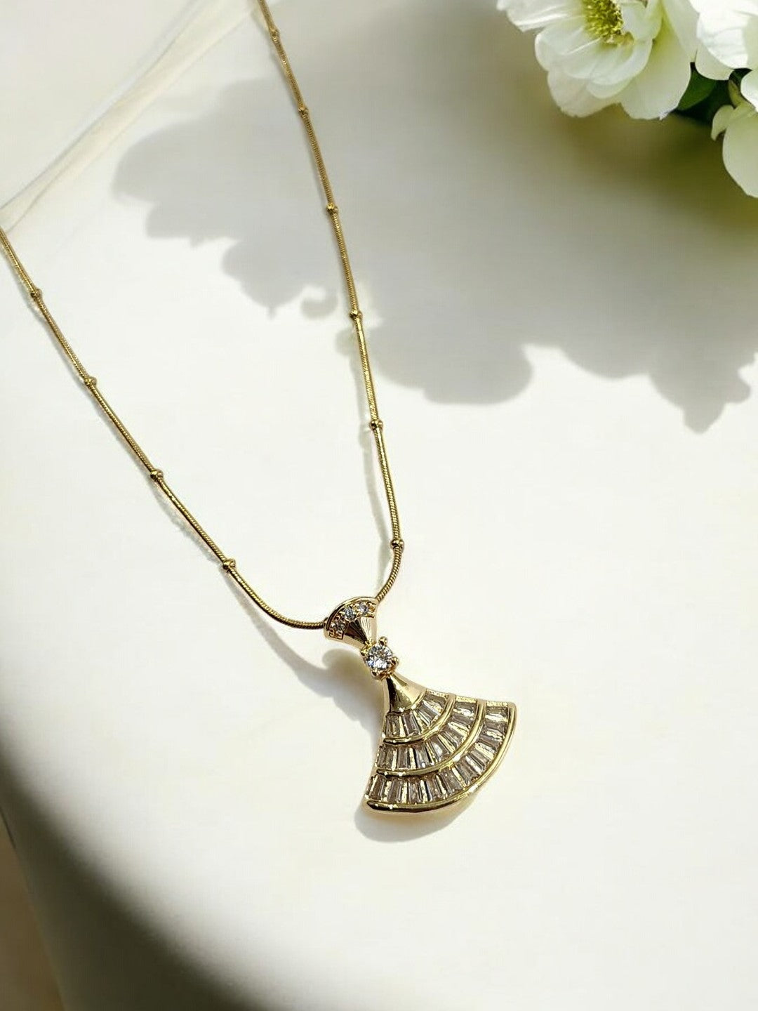 GOLDEN CHAIN WITH GLEMING DIAMOND SHELL PENDENT
