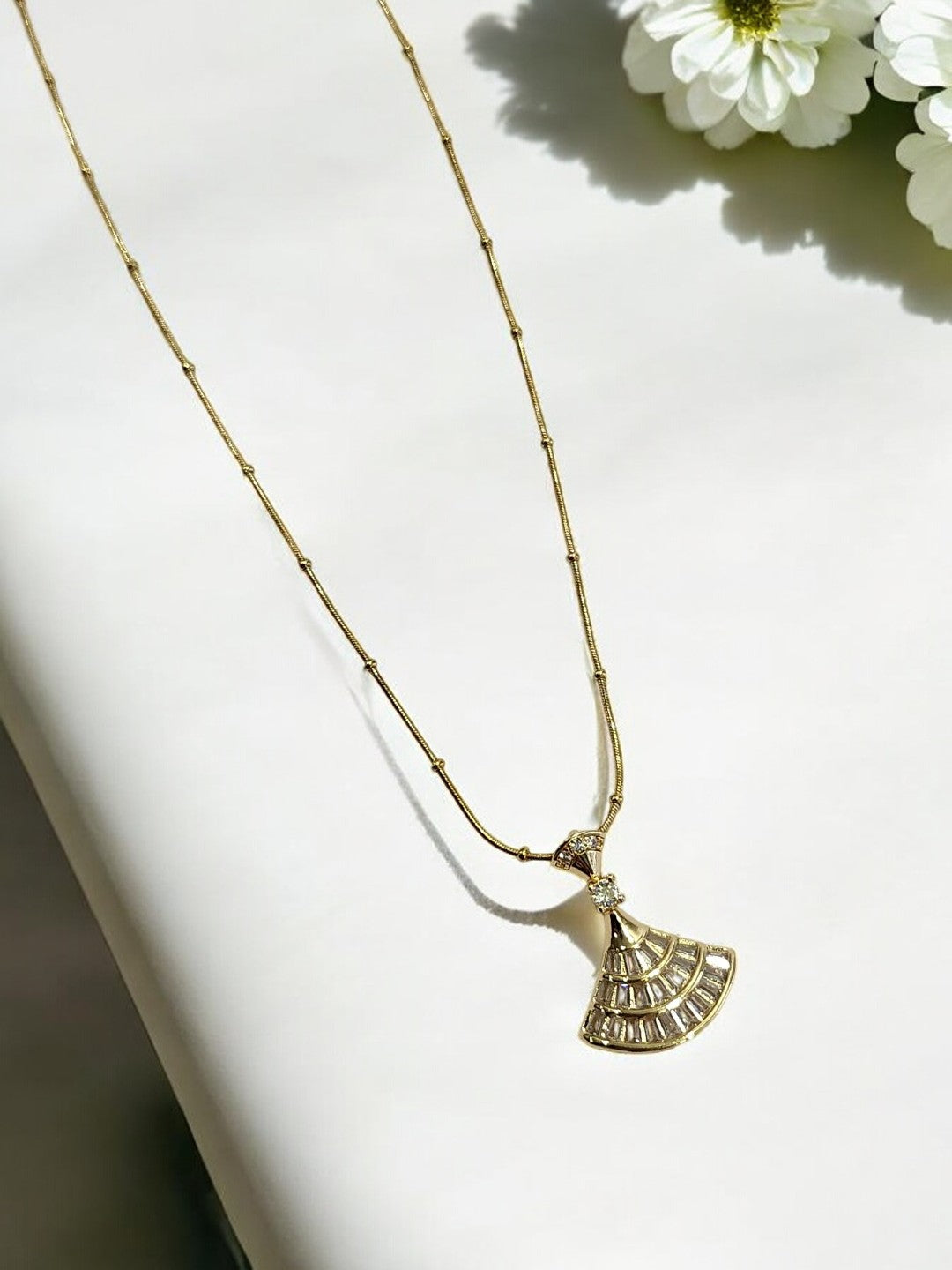 GOLDEN CHAIN WITH GLEMING DIAMOND SHELL PENDENT