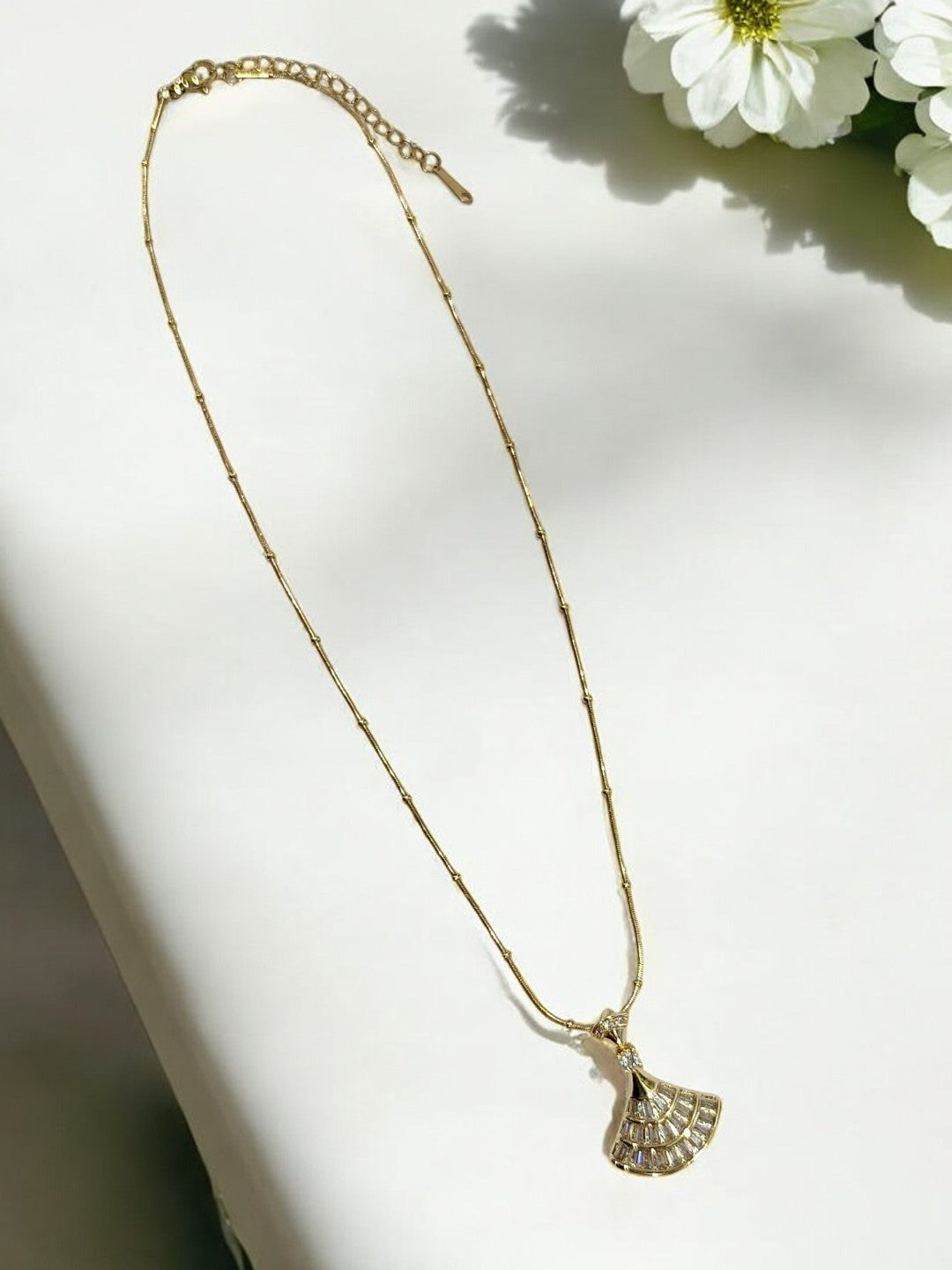 GOLDEN CHAIN WITH GLEMING DIAMOND SHELL PENDENT