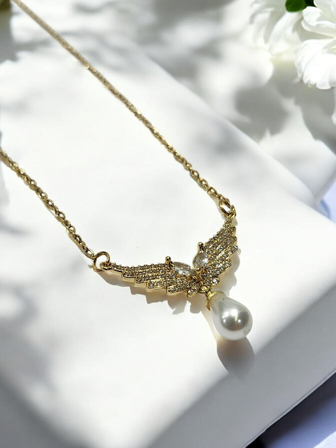 GOLDEN CHAIN WITH EYE-CATCHING OVER SIZE PEARL AND DIAMOND WINGS