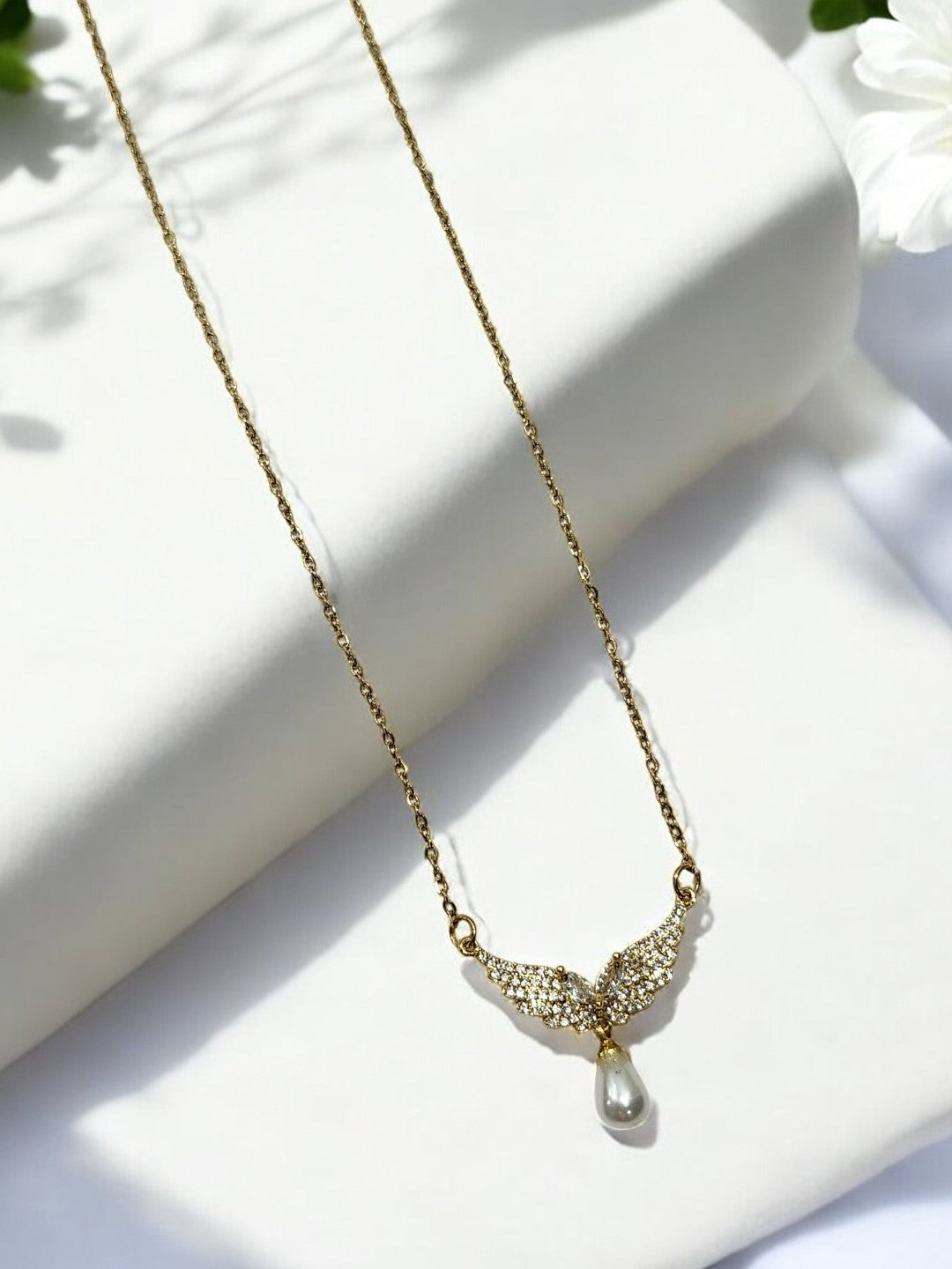 GOLDEN CHAIN WITH EYE-CATCHING OVER SIZE PEARL AND DIAMOND WINGS