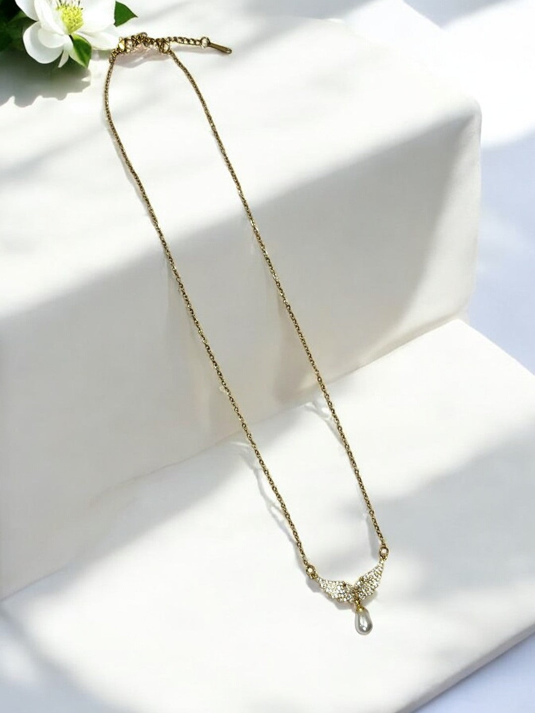 GOLDEN CHAIN WITH EYE-CATCHING OVER SIZE PEARL AND DIAMOND WINGS