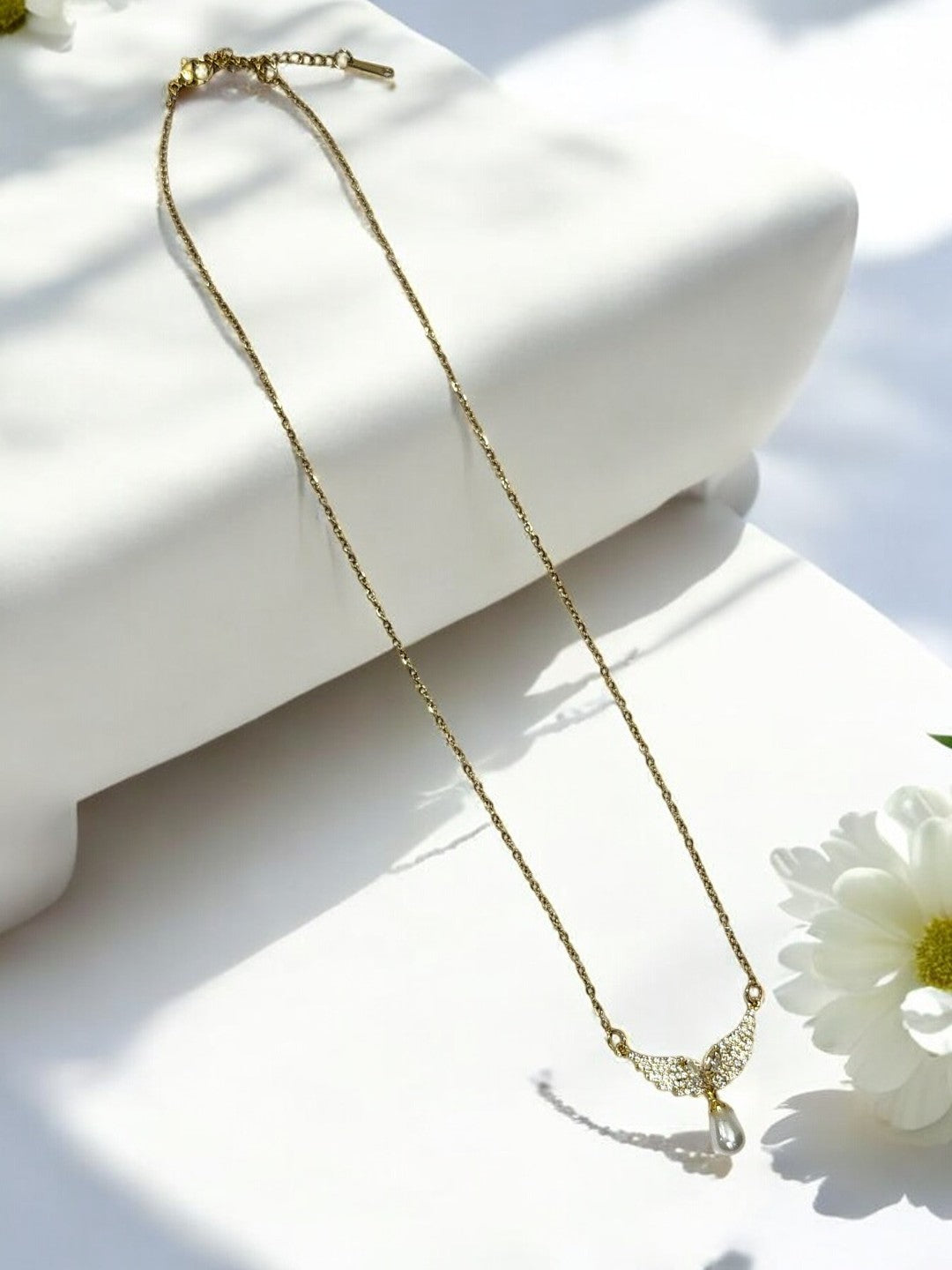 GOLDEN CHAIN WITH EYE-CATCHING OVER SIZE PEARL AND DIAMOND WINGS