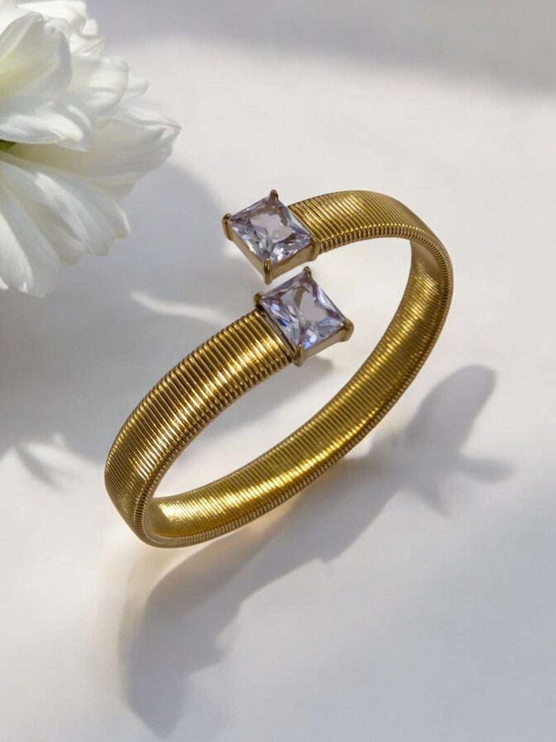 GOLDEN STRATCHABLE WITH SQUARE SHINY DIAMOND