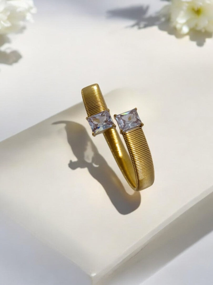 GOLDEN STRATCHABLE WITH SQUARE SHINY DIAMOND